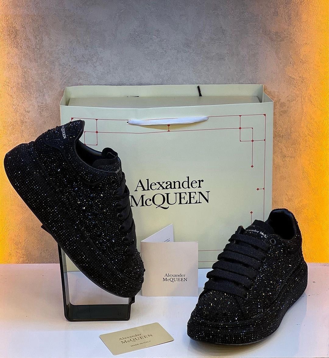 Tenis Crystal Luxe negros de LisiHome con cristales negros y suela oversize