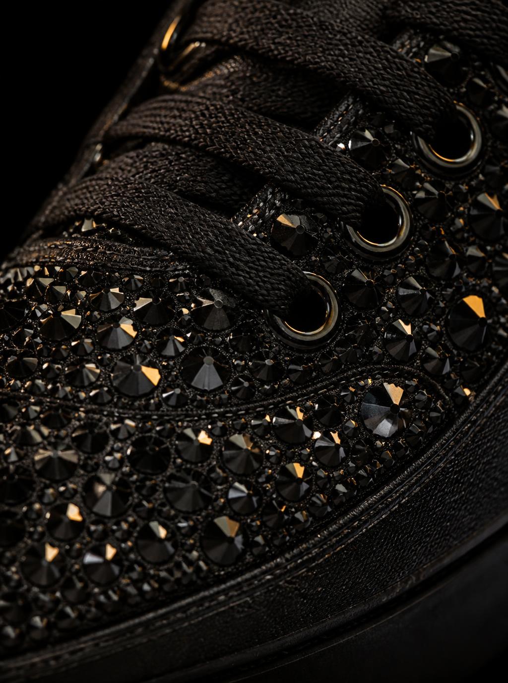 Detalle macro de los cristales negros aplicados sobre el tenis