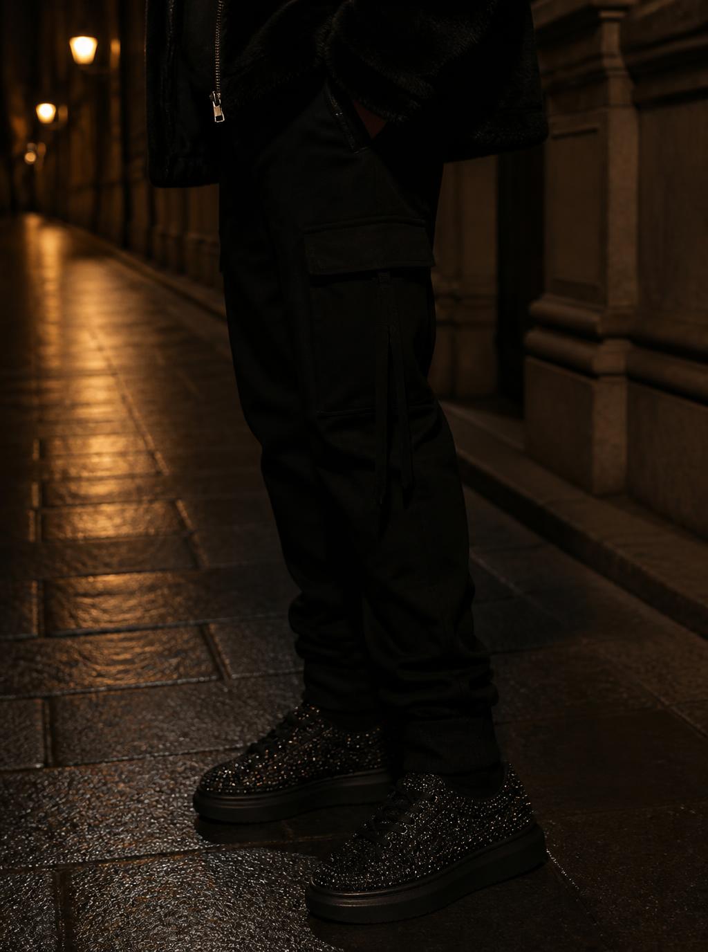 Persona usando los tenis Crystal Luxe negros en la calle de noche